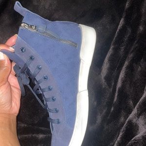 Louis Vuitton High Top Signature Sneakers